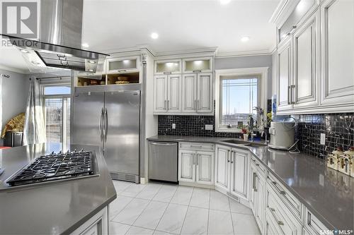 116 Emerald Ridge E, White City, SK - Indoor Photo Showing Kitchen With Double Sink With Upgraded Kitchen