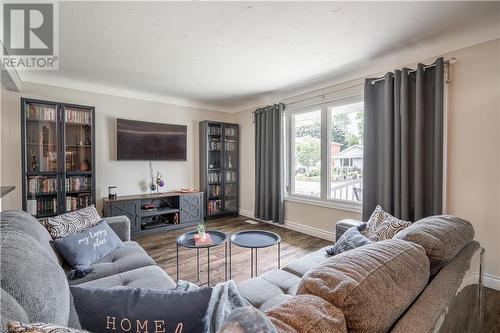 64 Melody Trail, St. Catharines, ON - Indoor Photo Showing Living Room