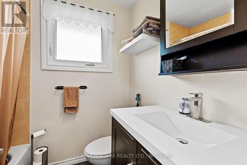 30 Black Knight Road, St. Catharines, ON - Indoor Photo Showing Bathroom