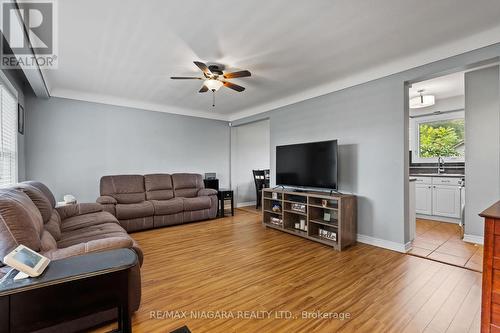 30 Black Knight Road, St. Catharines, ON - Indoor Photo Showing Living Room