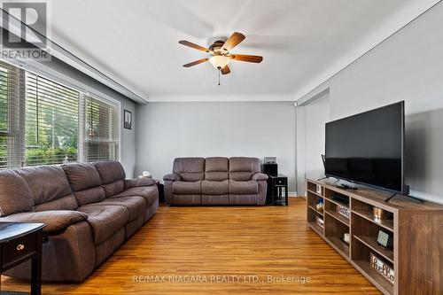 30 Black Knight Road, St. Catharines, ON - Indoor Photo Showing Living Room