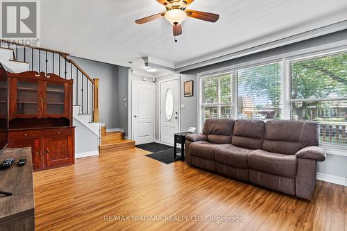 30 Black Knight Road, St. Catharines, ON - Indoor Photo Showing Living Room