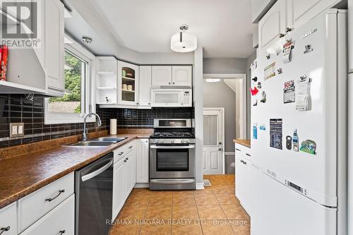 30 Black Knight Road, St. Catharines, ON - Indoor Photo Showing Kitchen With Double Sink