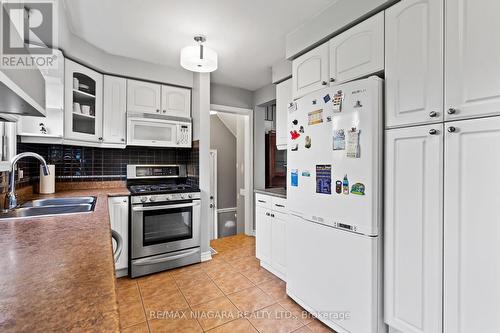 30 Black Knight Road, St. Catharines, ON - Indoor Photo Showing Kitchen With Double Sink