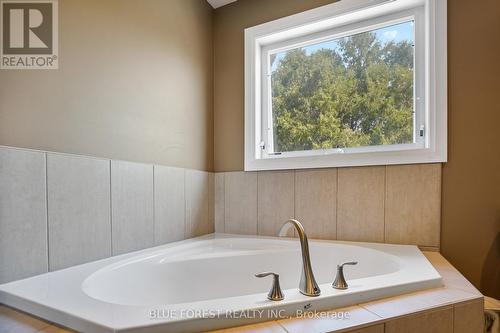 1516 North Wenige Drive, London, ON - Indoor Photo Showing Bathroom