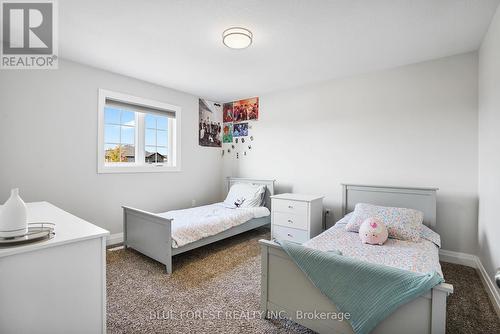 1516 North Wenige Drive, London, ON - Indoor Photo Showing Bedroom