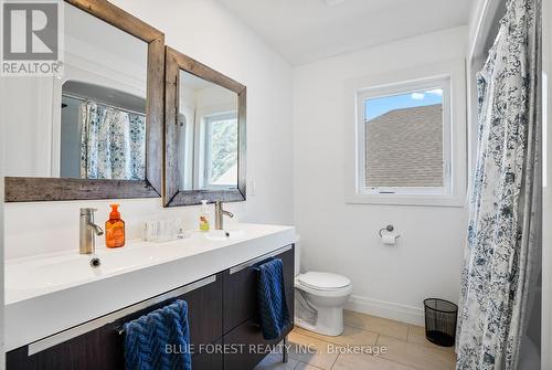 1516 North Wenige Drive, London, ON - Indoor Photo Showing Bathroom