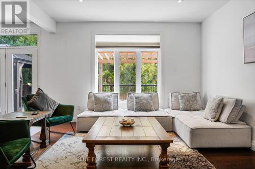 1516 North Wenige Drive, London, ON - Indoor Photo Showing Living Room