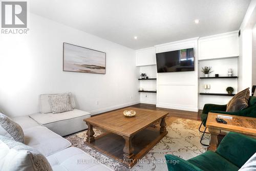 1516 North Wenige Drive, London, ON - Indoor Photo Showing Living Room