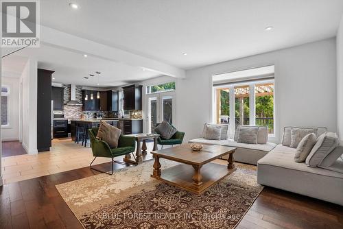 1516 North Wenige Drive, London, ON - Indoor Photo Showing Living Room