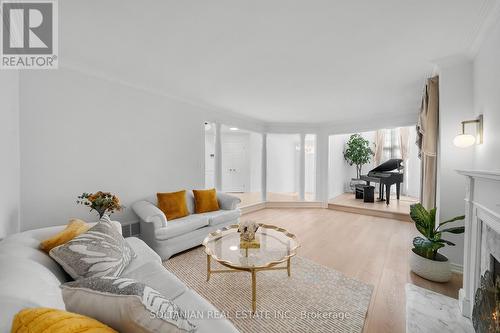 16 Laredo Court, Toronto (Newtonbrook East), ON - Indoor Photo Showing Living Room