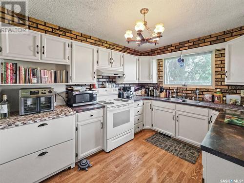 408 8Th Avenue W, Biggar, SK - Indoor Photo Showing Kitchen With Double Sink