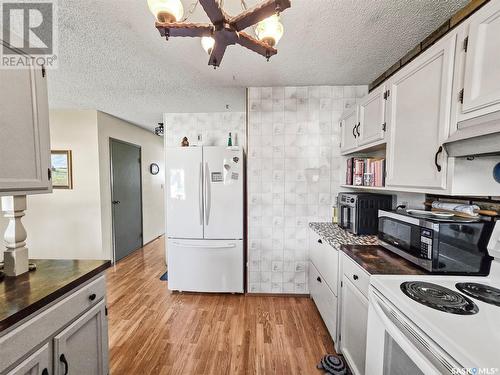 408 8Th Avenue W, Biggar, SK - Indoor Photo Showing Kitchen