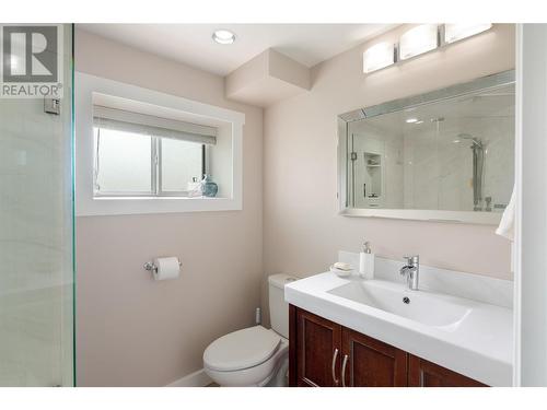 330 Holbrook Road W, Kelowna, BC - Indoor Photo Showing Bathroom