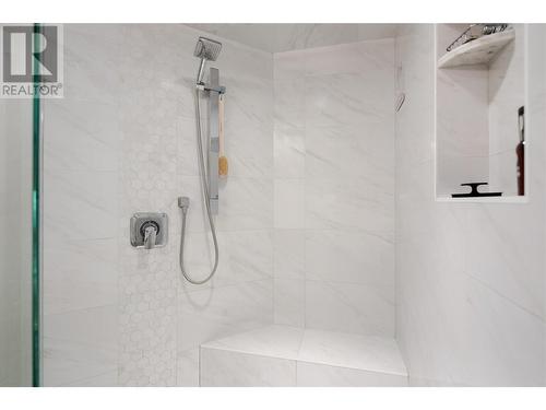 330 Holbrook Road W, Kelowna, BC - Indoor Photo Showing Bathroom