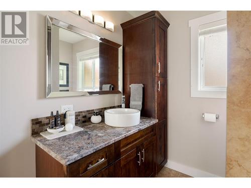 330 Holbrook Road W, Kelowna, BC - Indoor Photo Showing Bathroom