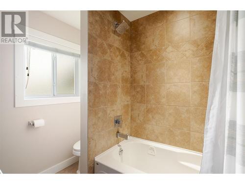 330 Holbrook Road W, Kelowna, BC - Indoor Photo Showing Bathroom