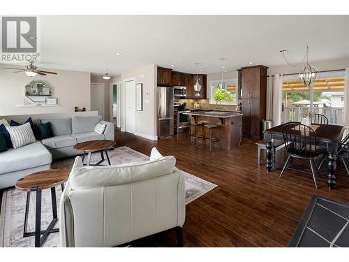 330 Holbrook Road W, Kelowna, BC - Indoor Photo Showing Living Room