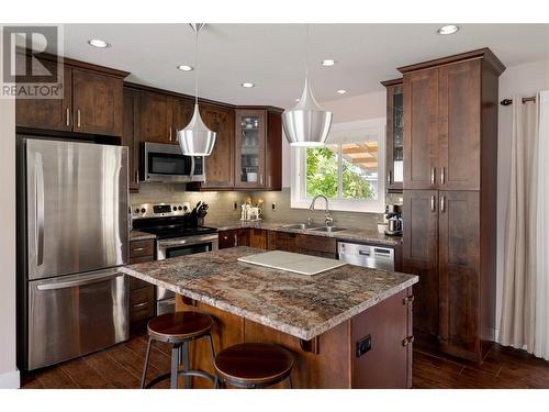 330 Holbrook Road W, Kelowna, BC - Indoor Photo Showing Kitchen With Stainless Steel Kitchen With Double Sink With Upgraded Kitchen