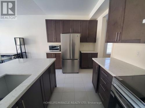 18 Bachelor Street W, Brampton, ON - Indoor Photo Showing Kitchen