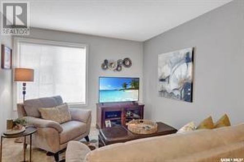 22 5742 Gordon Road, Regina, SK - Indoor Photo Showing Living Room