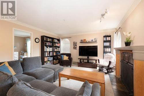 205 1000 Bowron Court, North Vancouver, BC - Indoor Photo Showing Living Room