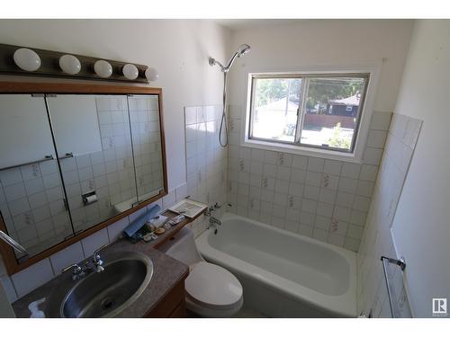 11920 69 St Nw, Edmonton, AB - Indoor Photo Showing Bathroom