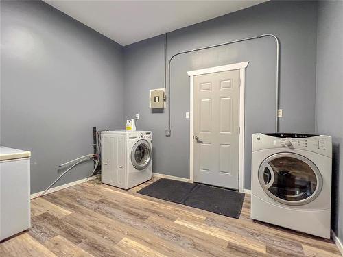 60064 87 Road W, North Cypress Rm, MB - Indoor Photo Showing Laundry Room