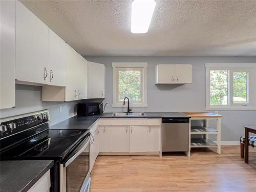 60064 87 Road W, North Cypress Rm, MB - Indoor Photo Showing Kitchen With Double Sink