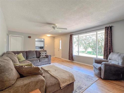 60064 87 Road W, North Cypress Rm, MB - Indoor Photo Showing Living Room