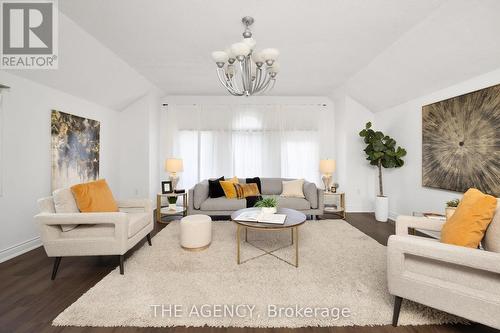 10 Karen Court, Brampton, ON - Indoor Photo Showing Living Room