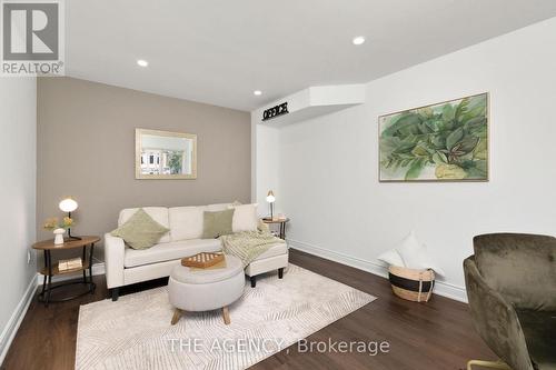 10 Karen Court, Brampton (Fletcher'S West), ON - Indoor Photo Showing Living Room