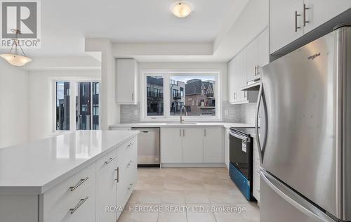 5 Schmidt Lane, Markham, ON - Indoor Photo Showing Kitchen With Upgraded Kitchen