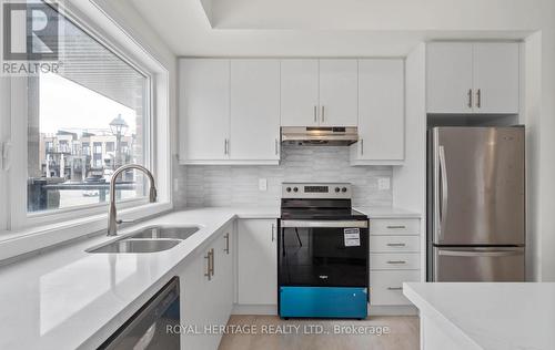 5 Schmidt Lane, Markham, ON - Indoor Photo Showing Kitchen With Double Sink With Upgraded Kitchen