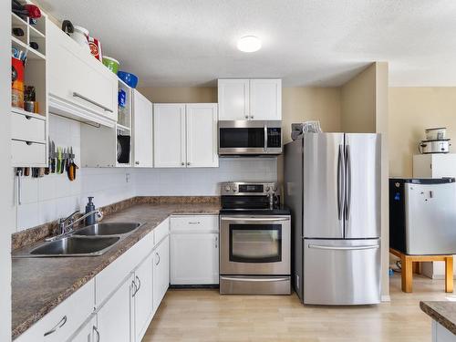 80-800 Valhalla Drive, Kamloops, BC - Indoor Photo Showing Kitchen With Double Sink