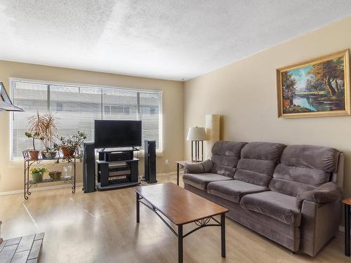 80-800 Valhalla Drive, Kamloops, BC - Indoor Photo Showing Living Room