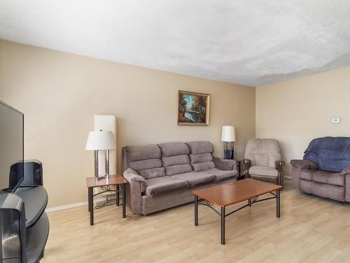 80-800 Valhalla Drive, Kamloops, BC - Indoor Photo Showing Living Room