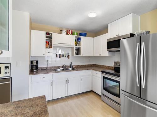 80-800 Valhalla Drive, Kamloops, BC - Indoor Photo Showing Kitchen With Double Sink