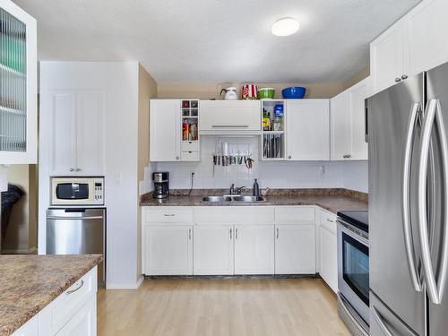 80-800 Valhalla Drive, Kamloops, BC - Indoor Photo Showing Kitchen With Double Sink