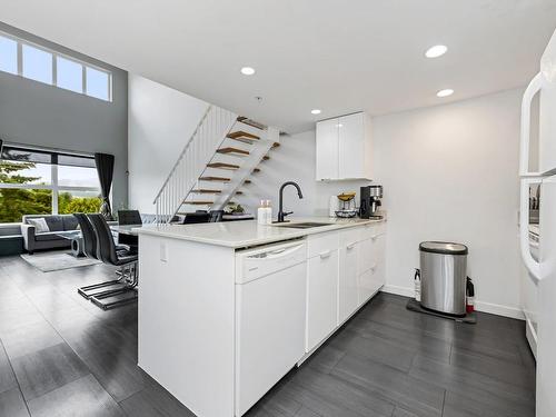 432-2871 Jacklin Rd, Langford, BC - Indoor Photo Showing Kitchen