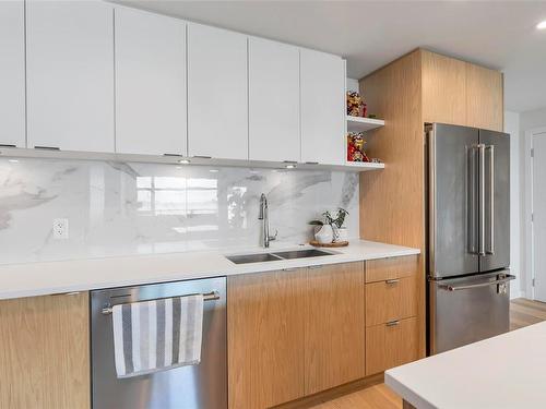 306-5120 Cordova Bay Rd, Saanich, BC - Indoor Photo Showing Kitchen With Double Sink