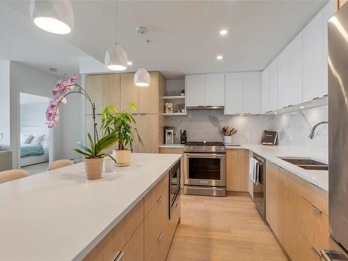 306-5120 Cordova Bay Rd, Saanich, BC - Indoor Photo Showing Kitchen With Double Sink With Upgraded Kitchen