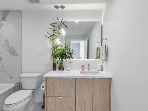 306-5120 Cordova Bay Rd, Saanich, BC - Indoor Photo Showing Bathroom