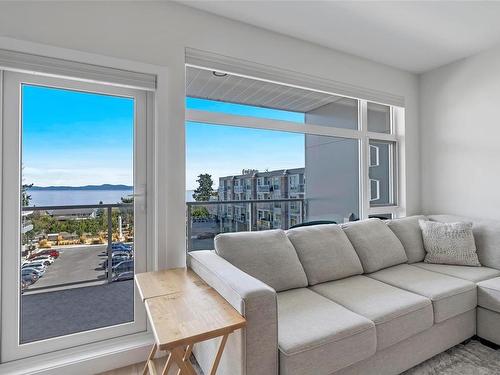 306-5120 Cordova Bay Rd, Saanich, BC - Indoor Photo Showing Living Room