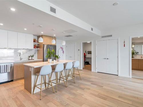 306-5120 Cordova Bay Rd, Saanich, BC - Indoor Photo Showing Kitchen With Upgraded Kitchen