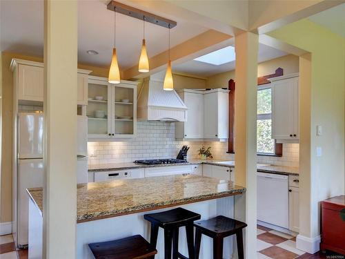 1003 Davie St, Victoria, BC - Indoor Photo Showing Kitchen