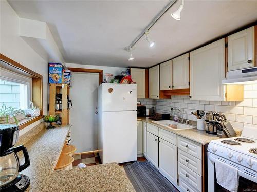 1003 Davie St, Victoria, BC - Indoor Photo Showing Kitchen