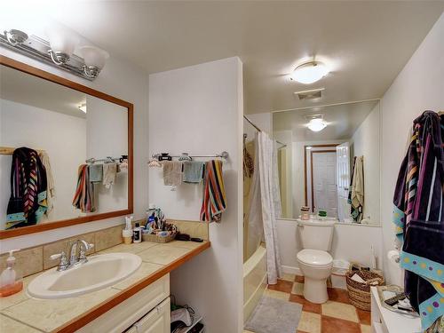 1003 Davie St, Victoria, BC - Indoor Photo Showing Bathroom