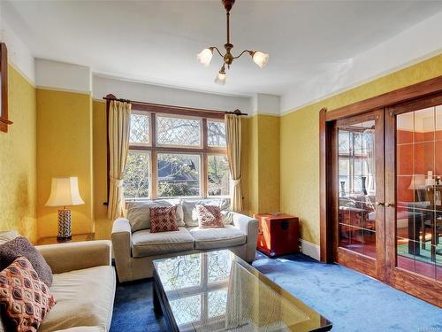 1003 Davie St, Victoria, BC - Indoor Photo Showing Living Room