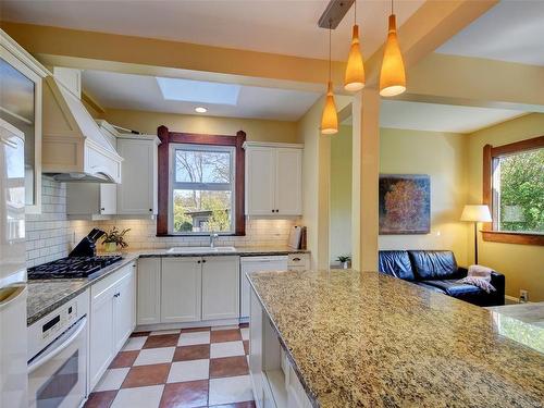 1003 Davie St, Victoria, BC - Indoor Photo Showing Kitchen